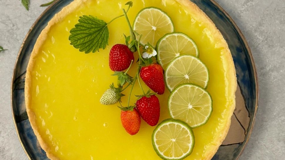 Tartă fină cu lime și cremă răcoritoare de mentă. Desertul răcoros cu gust dulce-acrișor