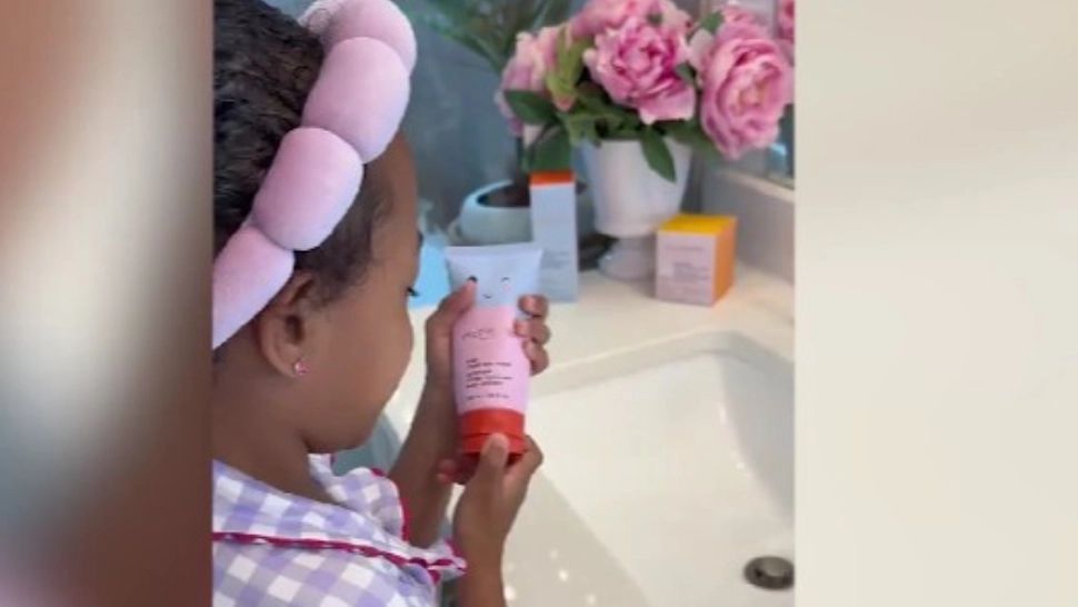 Trend periculos pe TikTok. Cum au ajuns copilele să se machieze?