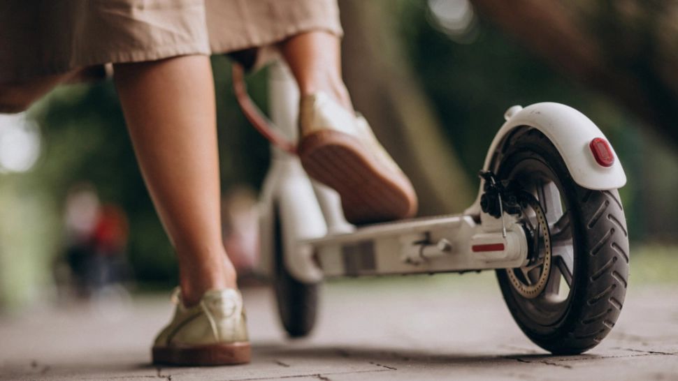 Accident mortal suspect pe trotinetă. Cei doi au pierdut controlul direcției de mers. O femeie a ajuns la spital, dar medicii nu i-au mai putut salva viața