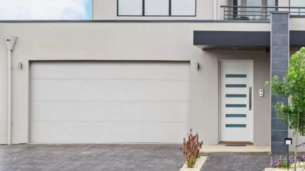 Cum alegi ușa de garaj și rulourile potrivite: combină protecția, izolarea și ușurința în utilizare
