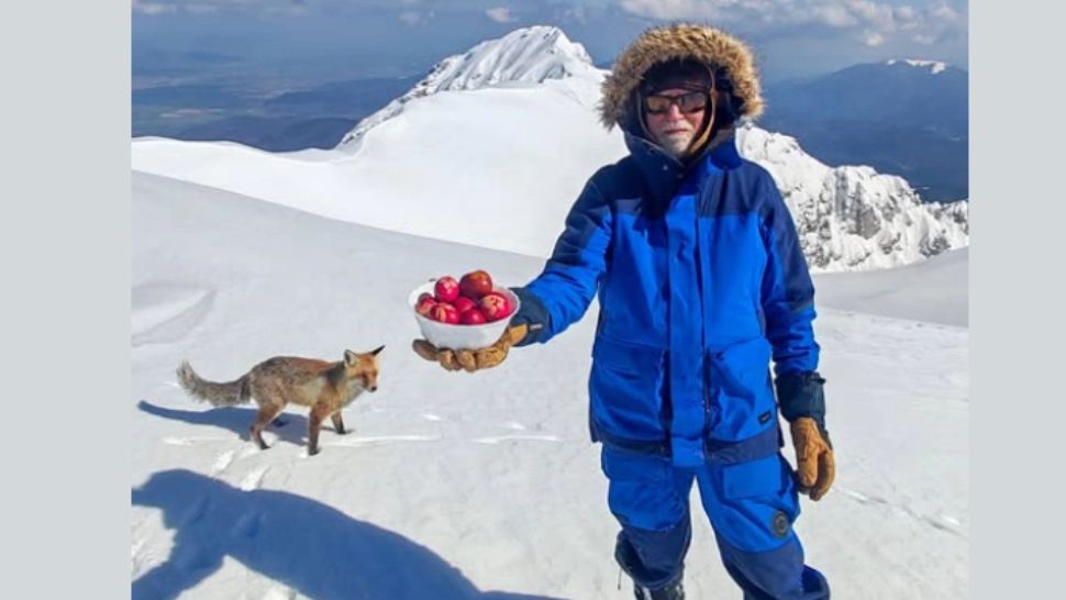 Paște la 2.500 de metri: ouă roșii, zăpadă cât vezi cu ochii și niște „invitați” care au topit inimile tuturor