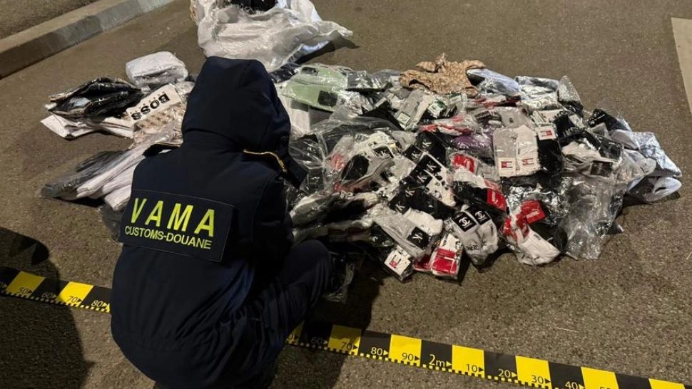 Captură de peste 3 milioane de lei în Timiș: articole vestimentare suspecte de contrafacere, descoperite într-un TIR