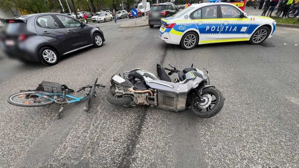 Accident rutier în Timișoara între un biciclist și un motociclist: ambii răniți după ce unul dintre ei nu a oprit la semafor