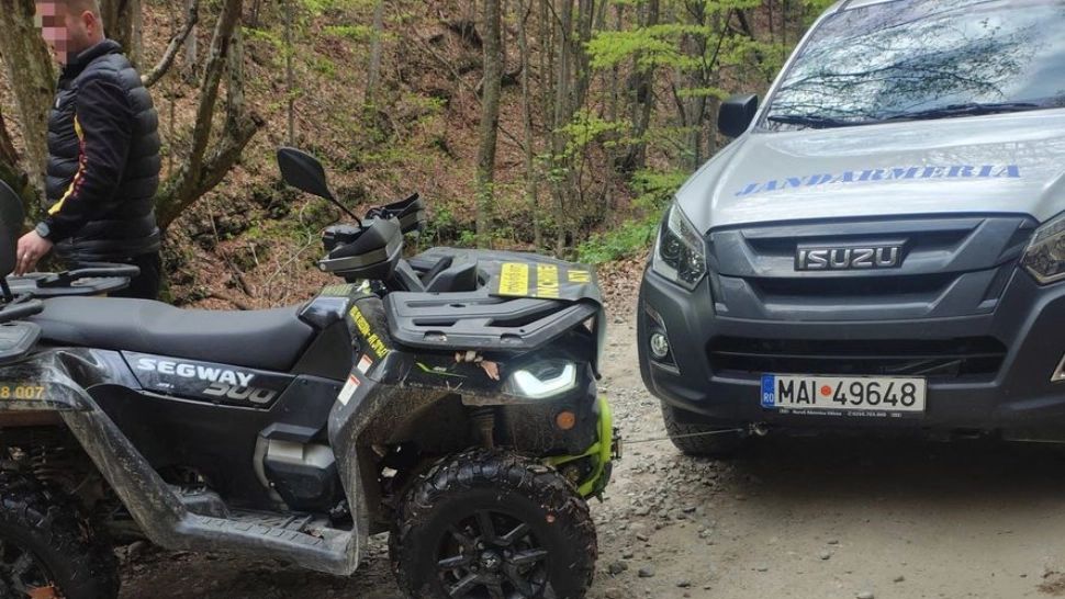 Accident grav în Vâlcea: doi tineri de 20 de ani au căzut cu ATV-ul într-un pârâu, de la 8 metri