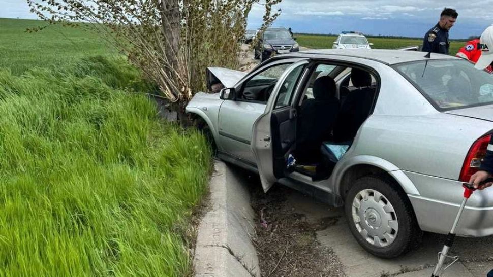 Un mort și doi răniți într-un accident în județul Buzău: mașina în care se aflau a intrat într-un copac