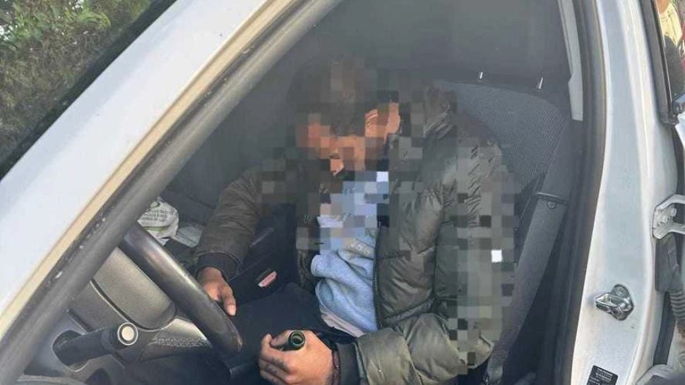 Situație halucinantă la Târgu Jiu: un hoț a adormit în mașina pe care încerca să o jefuiască