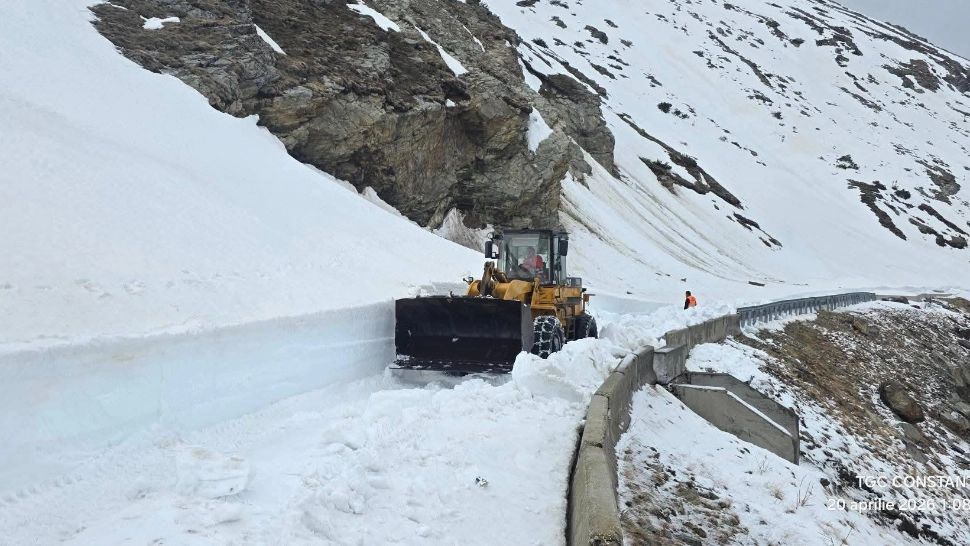 Iarnă în plină primăvară pe Transalpina: zăpadă de peste un metru și circulație închisă între Rânca și Obârșia Lotrului