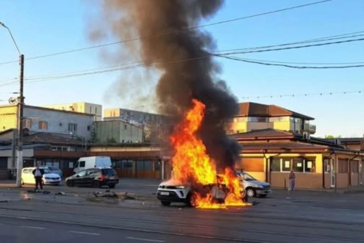 Accident rutier grav pe Calea Giuleşti, din Capitală. O mașină a luat foc 