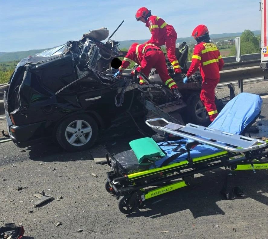 Trafic blocat pe A1 după un accident între un camion și un autoturism: o persoană este încarcerată