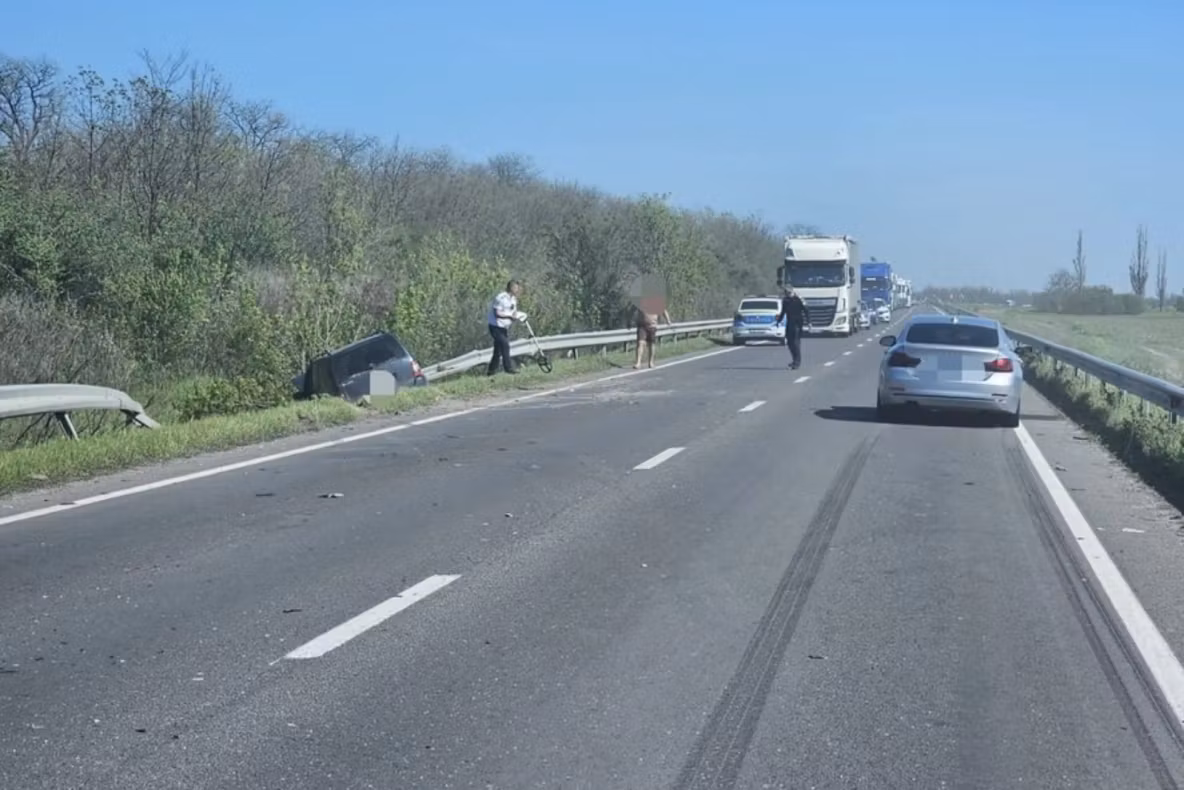 Trafic blocat pe drumul naţional 6, în judeţul Dolj, din cauza unui accident rutier. O mașină a ajuns în șanț