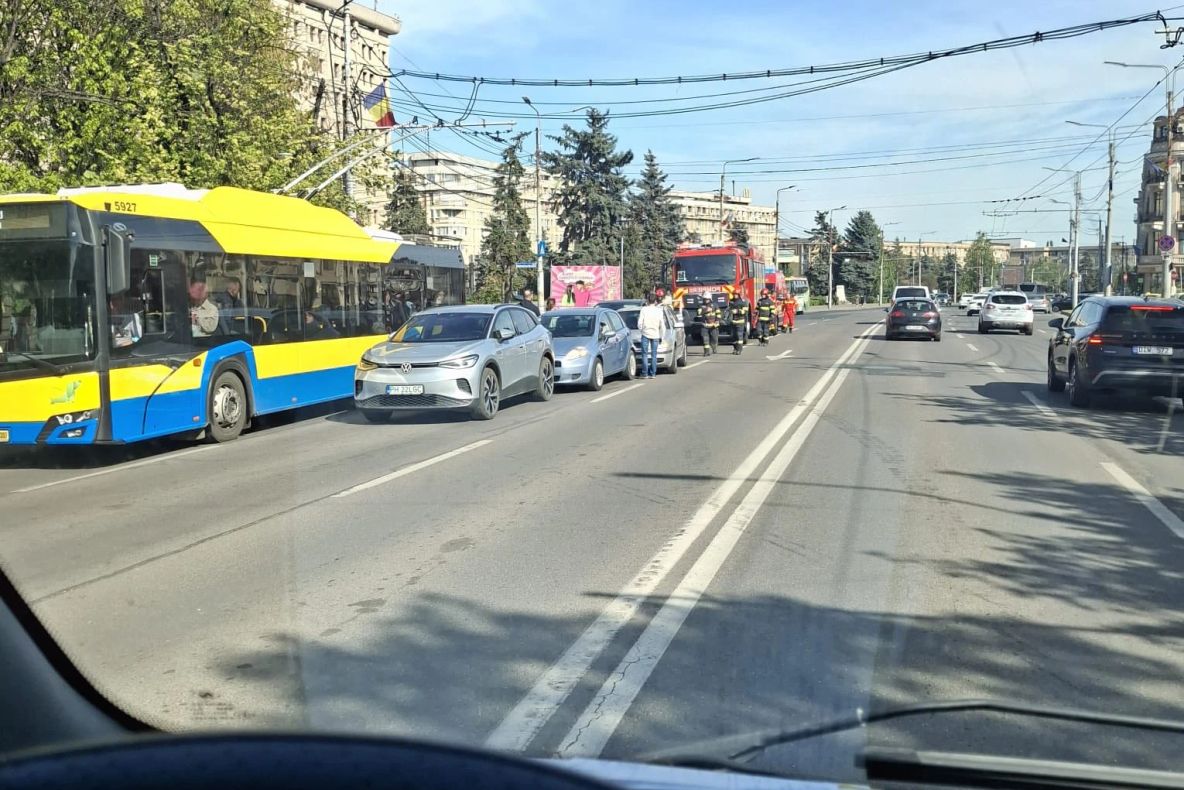 Accident în lanț, în centrul Ploieștiului. Patru mașini implicate, trei oameni răniți