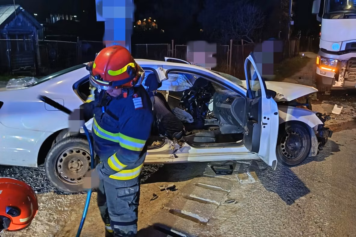 Accident rutier grav la Vatra Dornei: trei tineri răniți după impactul cu un autotren