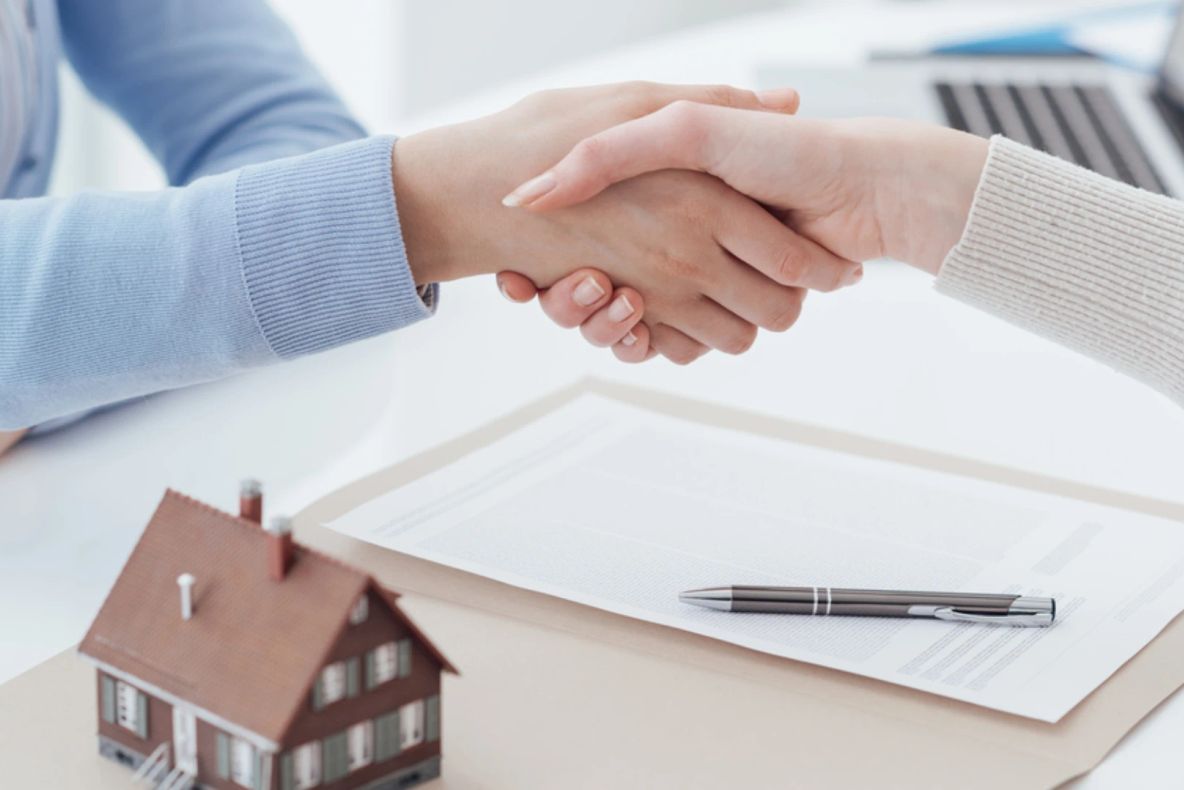 Documentul pe care trebuie să îl verifici înainte de a cumpăra un apartament. Oferă o imagine clară asupra situației legale a locuinței