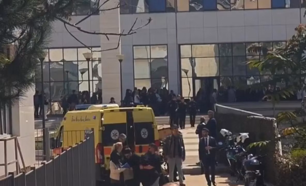 Care este motivul pentru care bărbatul de 89 de ani a deschis focul în Atena. Explicația incredibilă a avocatului său: „Din disperare!”