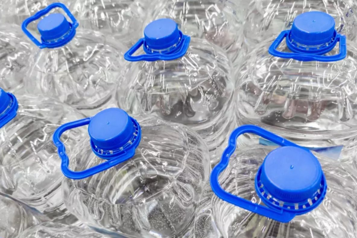 Ce poți să faci cu bidoanele de 5 litri care nu se reciclează. Cum le transformi în obiecte utile în gospodărie 