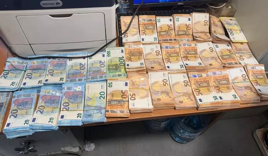 Captură uriașă la frontieră! Un român a rămas fără 120.000 de euro după ce vameșii i-au demontat mașina. Unde ascunsese banii