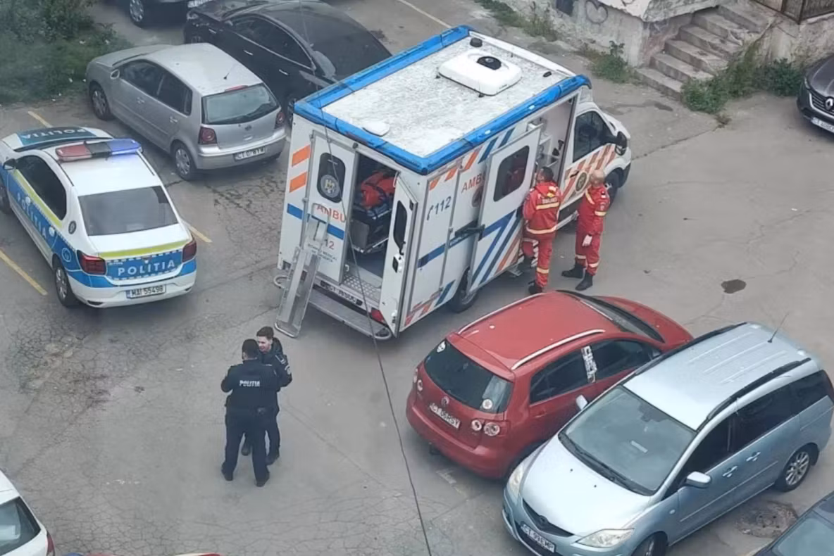 Incident grav în Constanța. O femeie este în comă după ce a căzut de la etajul doi al unui bloc 