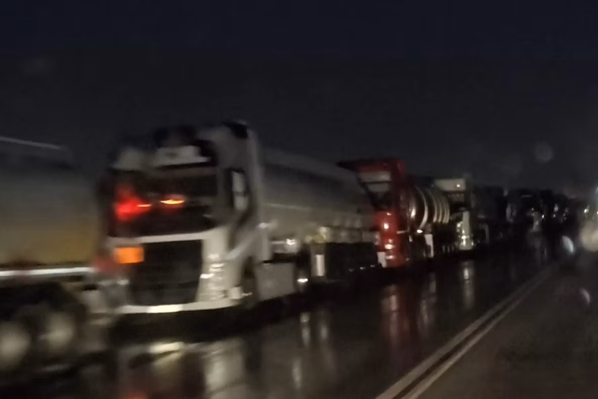 Criză de carburanți în România! Cozi kilometrice la Năvodari: Rafinăria Rompetrol, sufocată 