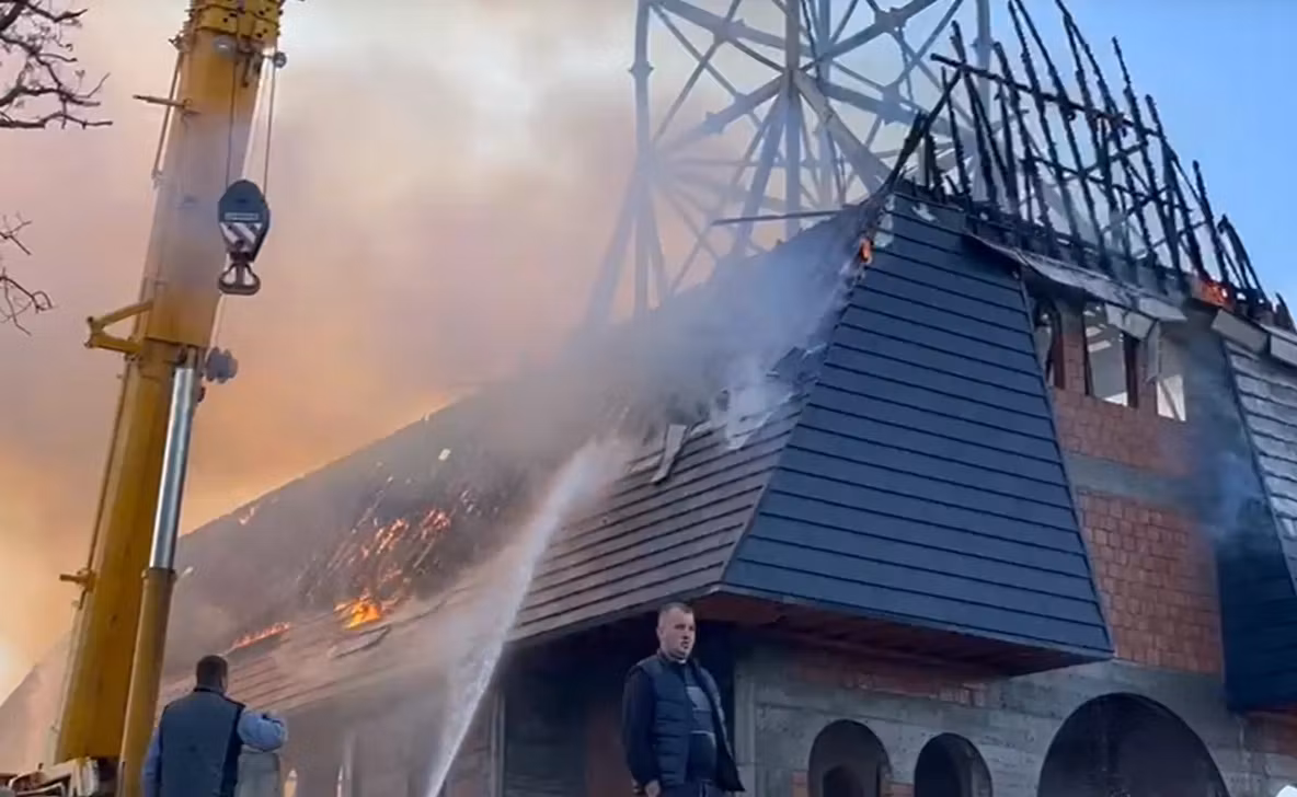 O biserică din Maramureș a luat foc. Pompierii au intervenit cu șapte autospeciale - VIDEO