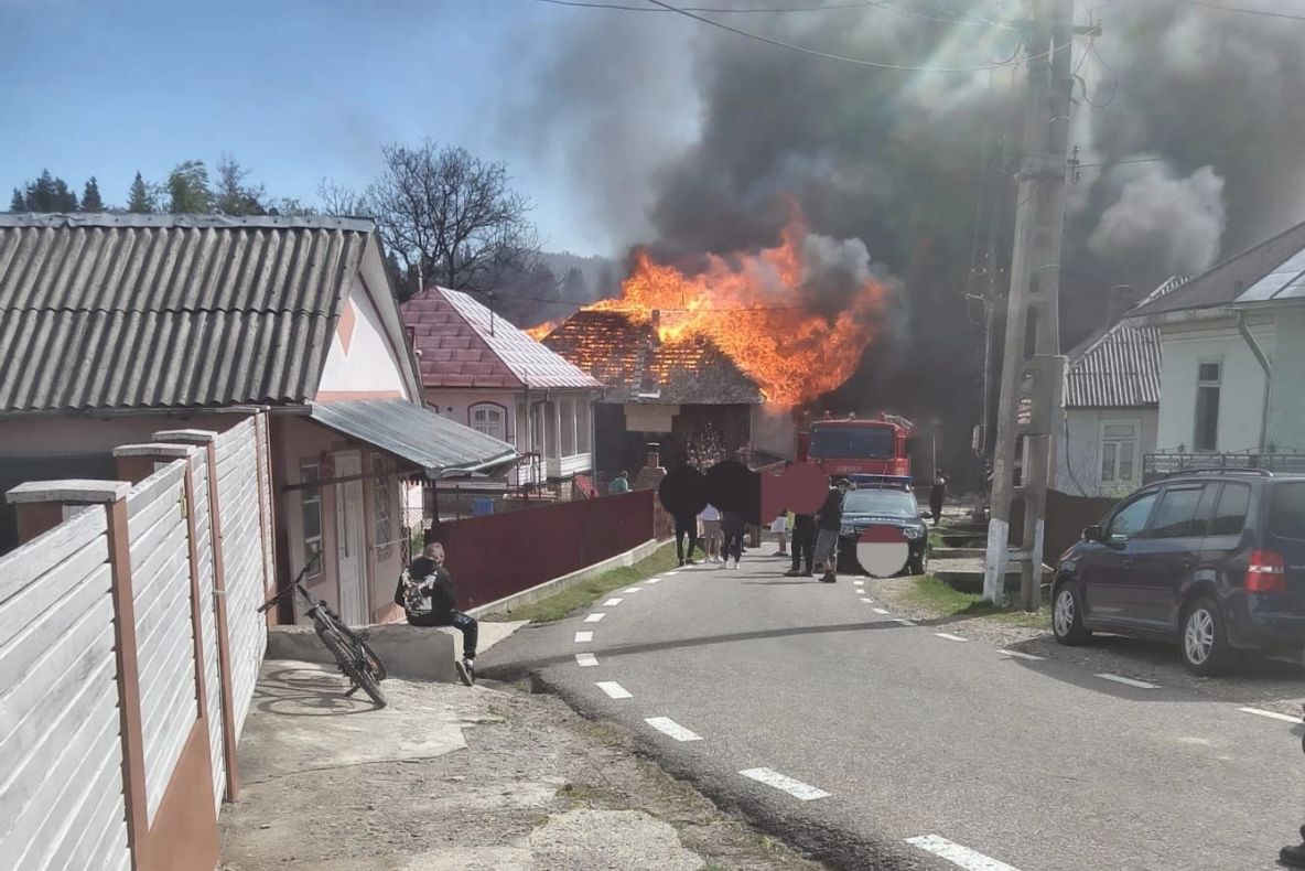 Incendiu violent în Vrancea: 11 case din lemn au fost cuprinse de flăcări