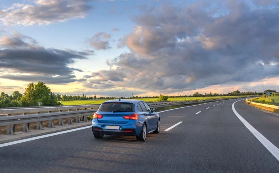 Ghid pentru șoferi de 1 Mai: cât costă benzina în Bulgaria și Grecia și cum poți economisi inteligent