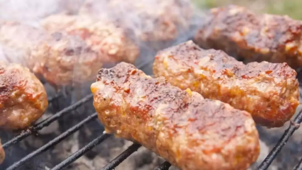 Rețeta celebrilor mici de la Dedulești. Trucul care îi face suculenți și plini de gust