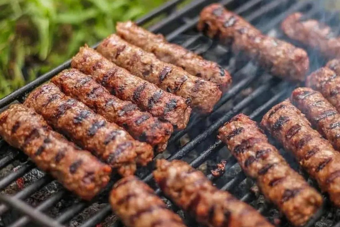 Cel mai bun amestec de carne pentru mici. Secretul pentru un grătar perfect în minivacanța de 1 Mai 
