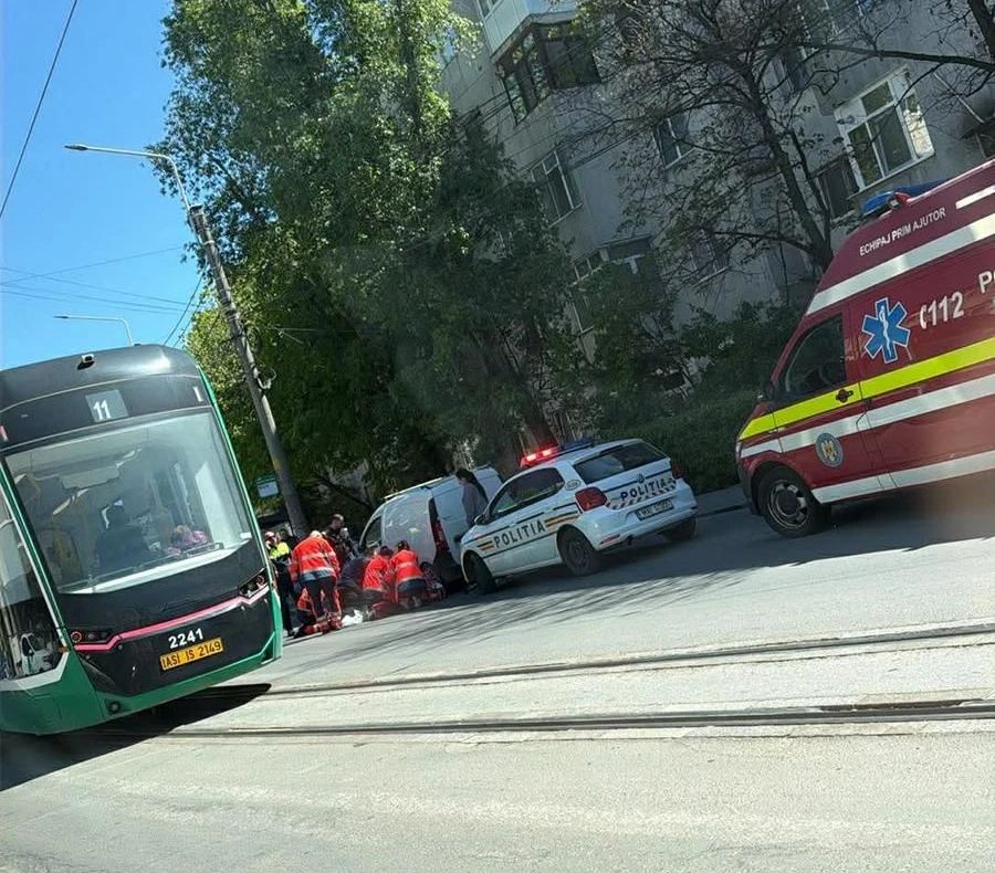 O mașină a intrat într-un tramvai în care se aflau 100 de călători. Doi pasageri au fost răniți