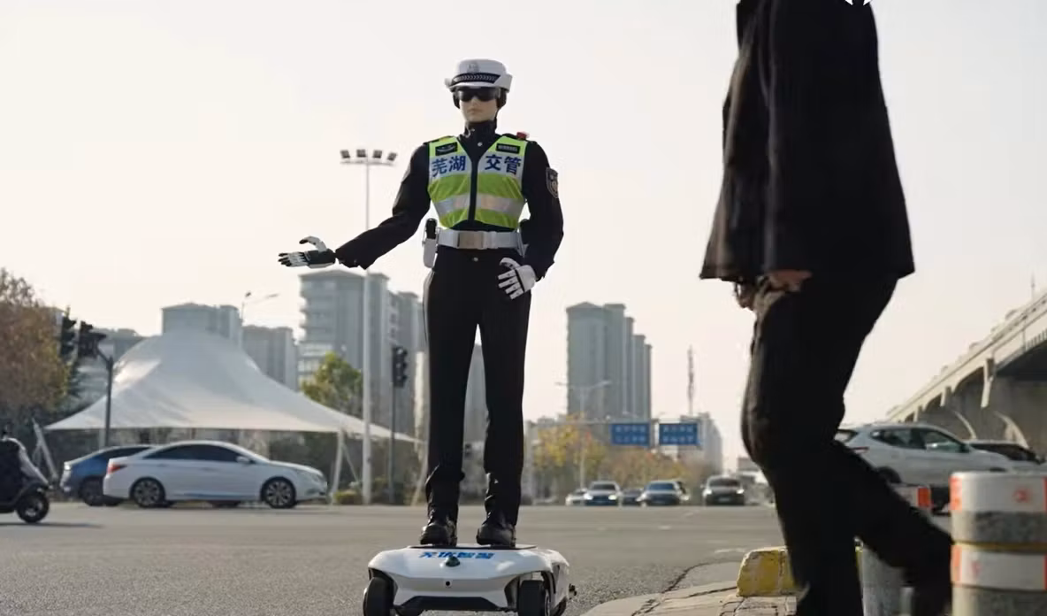 Polițiștii rutieri au început să fie înlocuiți de roboți AI în intersecții. Nimic nu le scapă și elimină orice „tocmeală” - VIDEO