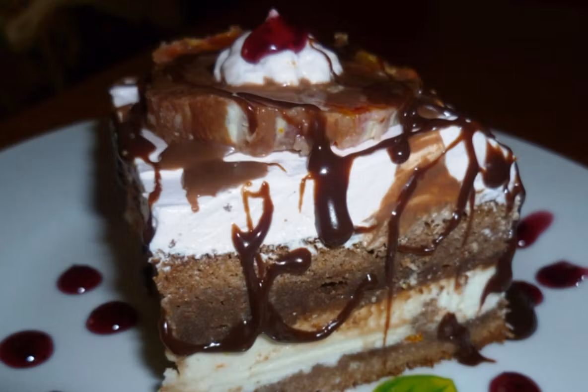 Rețetă prăjitura 1 MAI. Desertul tradițional românesc cu care o să faci furori la picnicul de Ziua Muncii 