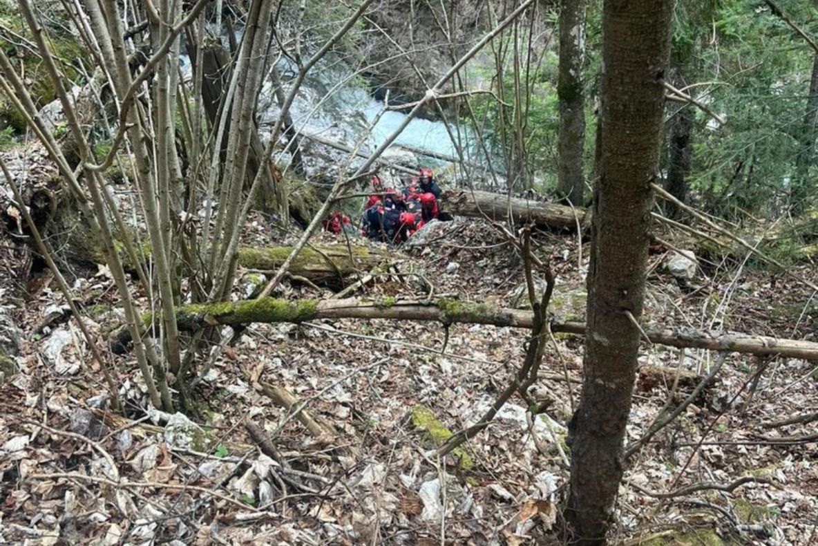 Intervenție dificilă în județul Neamț. Un bărbat a căzut într-o prăpastie. Care este starea lui 