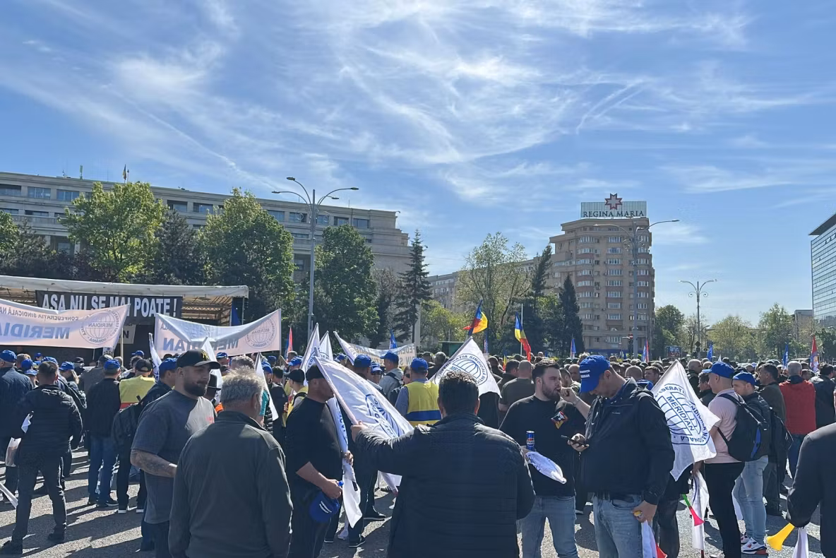 Miting de amploare în Piața Victoriei. Sindicaliștii protesteaza față de măsurile guvernului Bolojan