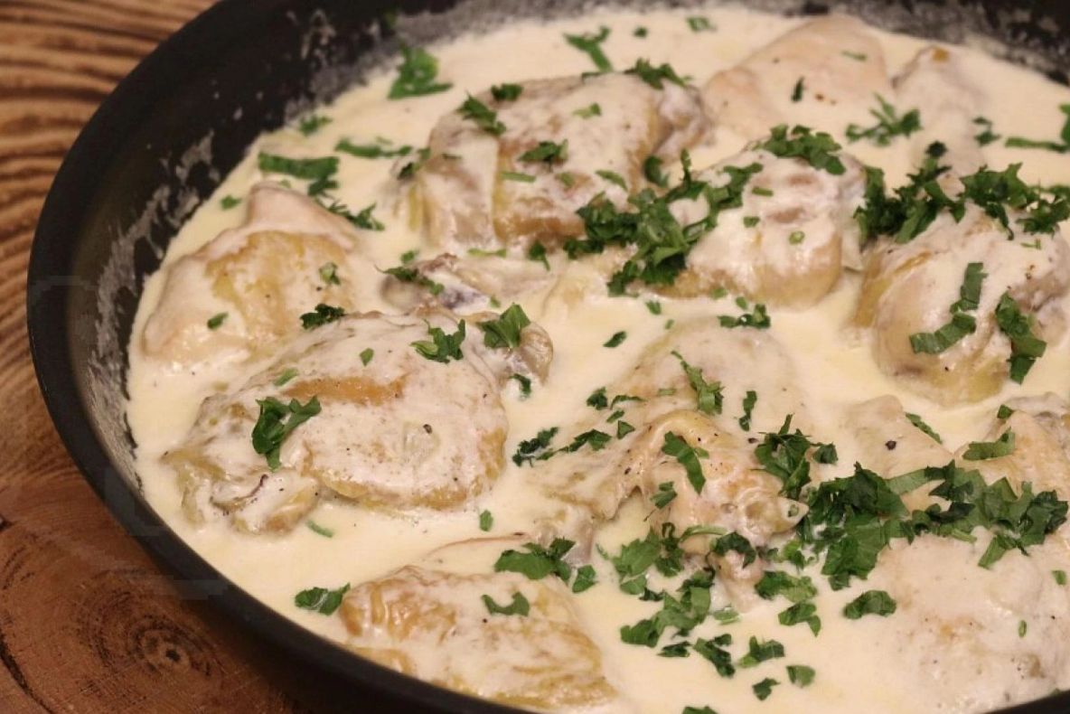  Pui cu smântână și usturoi verde. O rețetă simplă și delicioasă, perfectă pentru zilele în care nu știi ce să mai gătești