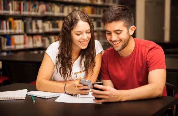 Telefoanele mobile, interzise în licee doar cu vot de 2/3. Senatul schimbă regulile pentru „pauza digitală”