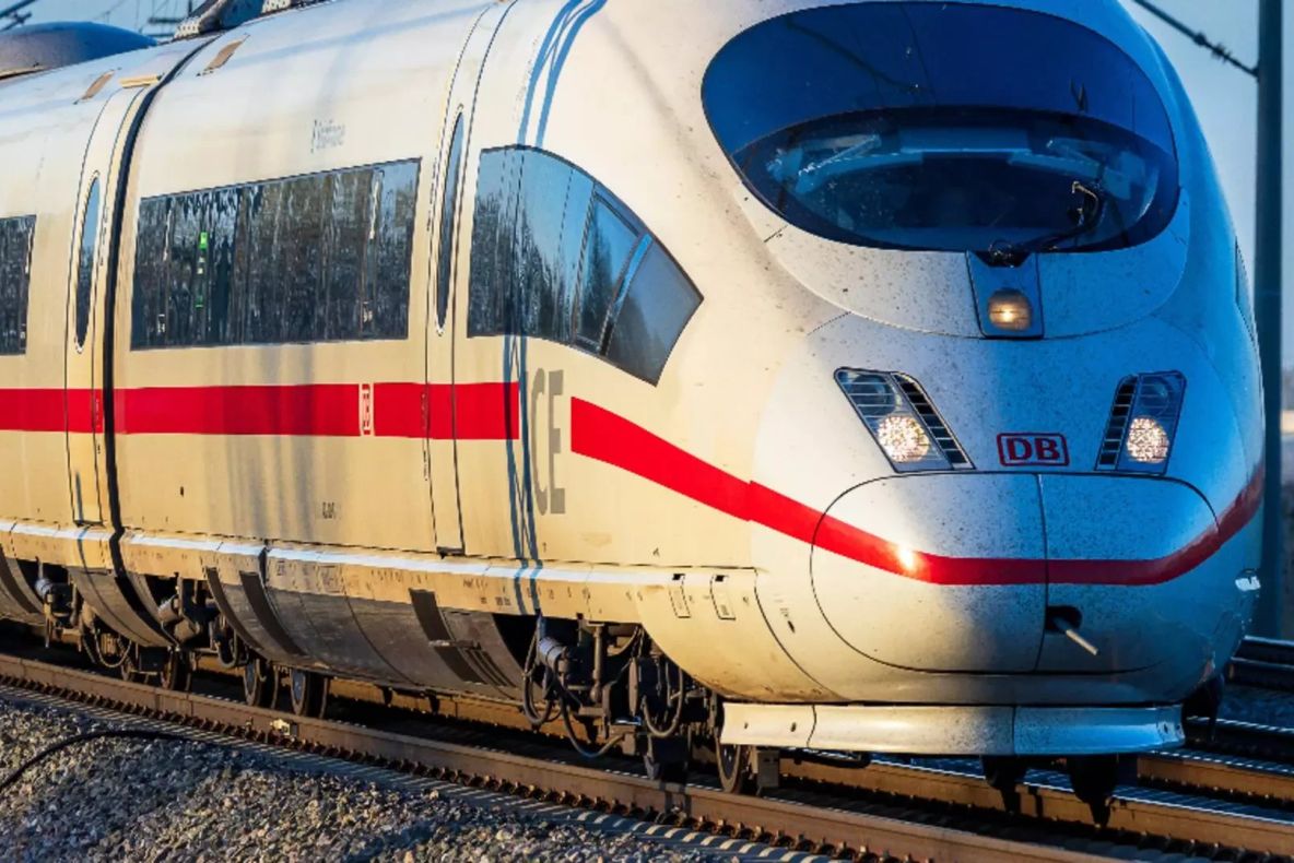 Circulația feroviară, blocată în zona Fetești după ce o persoană s-a aruncat în fața unui tren