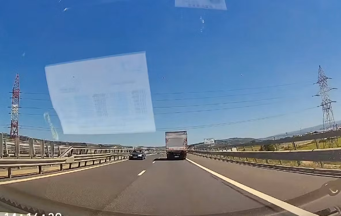 A mers pe contrasens pe A1 și apoi a leșinat după ce a văzut amenda - VIDEO