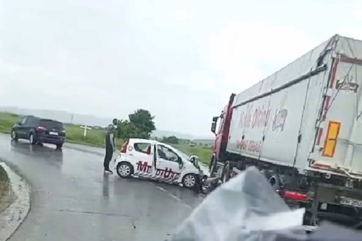 Ambulanţă privată, implicată într-un accident în Prahova. Doi pacienţi oncologici şi şoferul au fost răniți