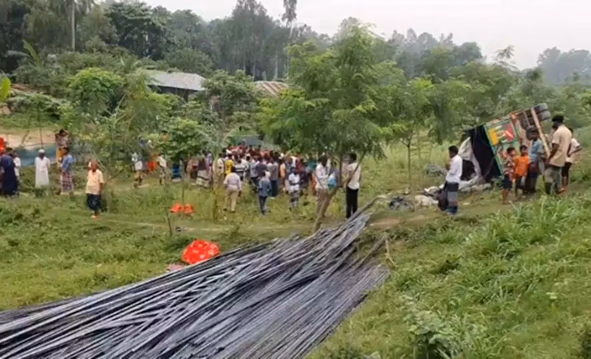 Accident grav în Bangladesh. Cel puțin 15 oameni au murit după ce un camion cu bare de fier s-a răsturnat