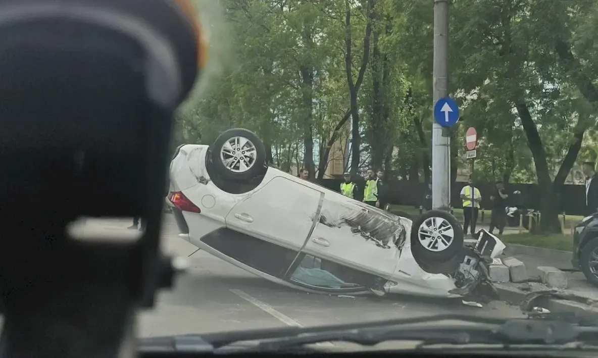 Accident cu trei mașini în Capitală: o șoferiță a ajuns la spital după ce autoturismul în care se afla s-a răsturnat