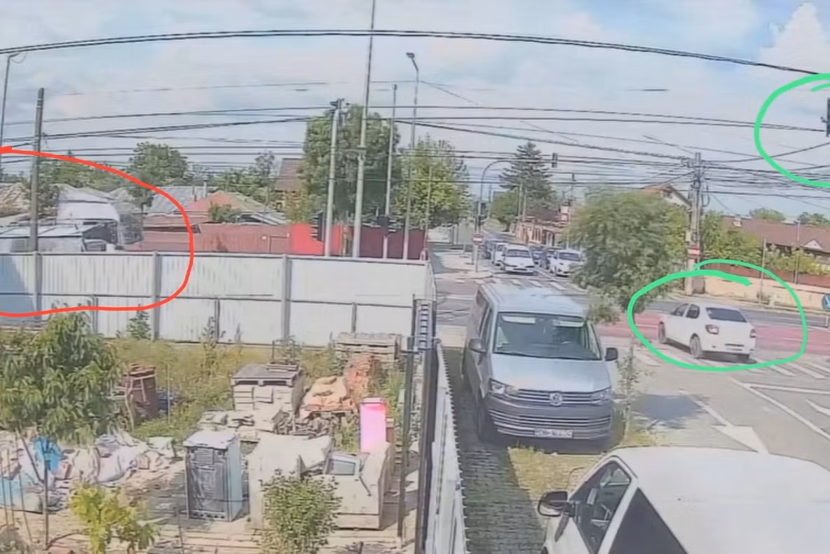 Impact violent în Chitila după ce o basculantă ar fi trecut pe roșu: o mașină a fost spulberată