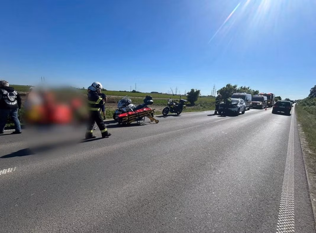Convoi de motocicliști, lovit în plin de un autoturism, la ieșirea din Timișoara - FOTO