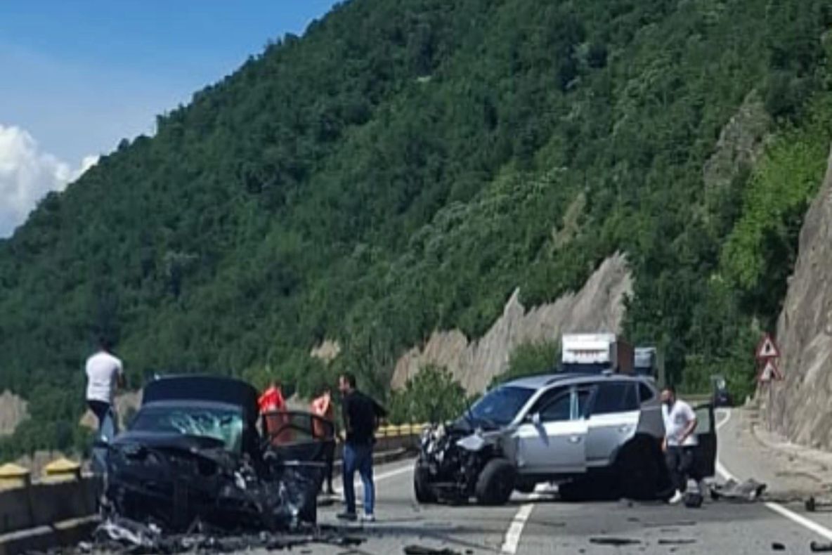 Accident grav pe DN 6 între Drobeta Turnu Severin și Orșova. Două persoane încarcerate după un carambol între trei mașini