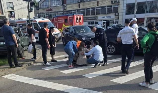 Accident grav în Iași. Cinci persoane rănite, printre care trei copii mici