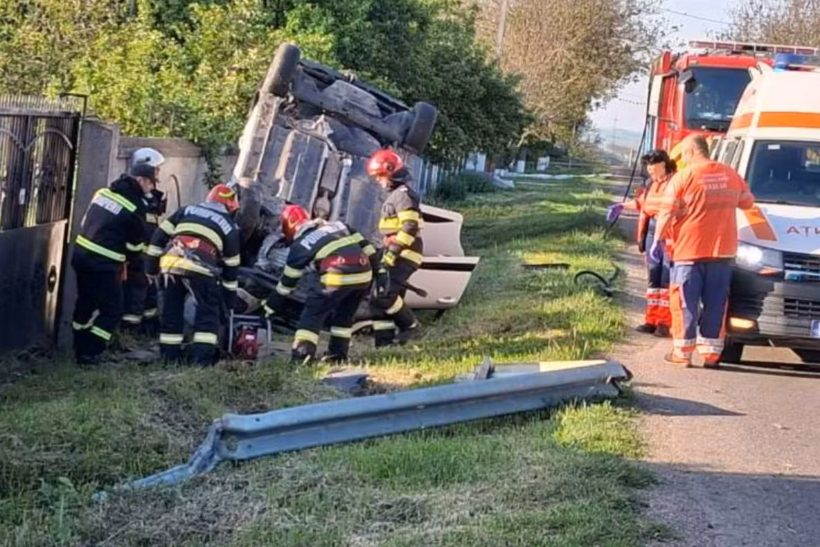 Accident în județul Vaslui. Bărbat rănit după ce s-a răsturnat cu mașina și a intrat într-un stâlp de electricitate