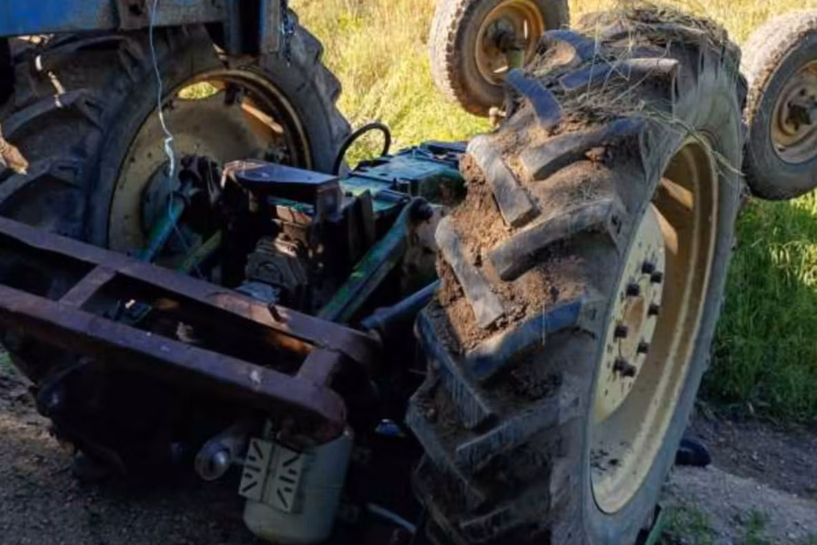 Accident tragic în Argeș. Un bărbat de 52 de ani a murit strivit sub tractorul pe care îl conducea