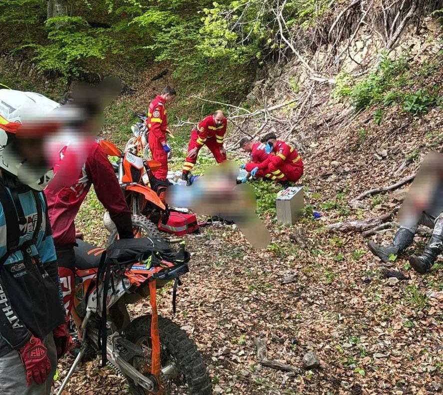 Un tânăr de 19 ani a murit după ce s-a prăbușit cu motocicleta într-o râpă, în timpul unei curse