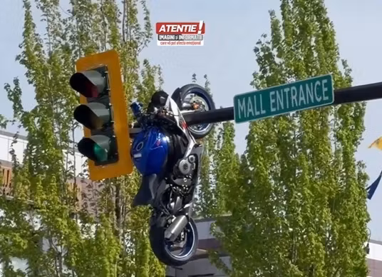 Motocicletă rămasă suspendată pe semafor, în urma unui accident în Canada. Imagini halucinante