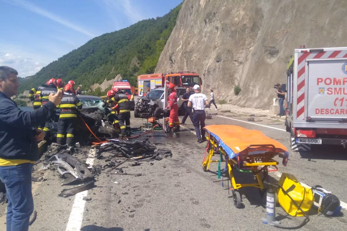 Accident grav pe defileul Dunării, între Drobeta Turnu Severin și Orșova. O persoană a MURIT, alte 3 au fost grav rănite - VIDEO