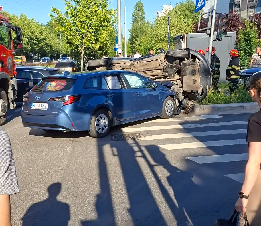 Accident grav în Sectorul 3 din București! Două mașini implicate, una s-a răsturnat la intersecția Liviu Rebreanu cu Ion Agârbiceanu