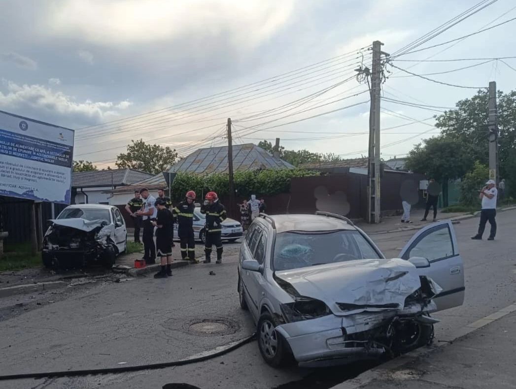 Accident grav în Huși: intervenție de urgență după o coliziune între două autoturisme. Cinci persoane au fost implicate